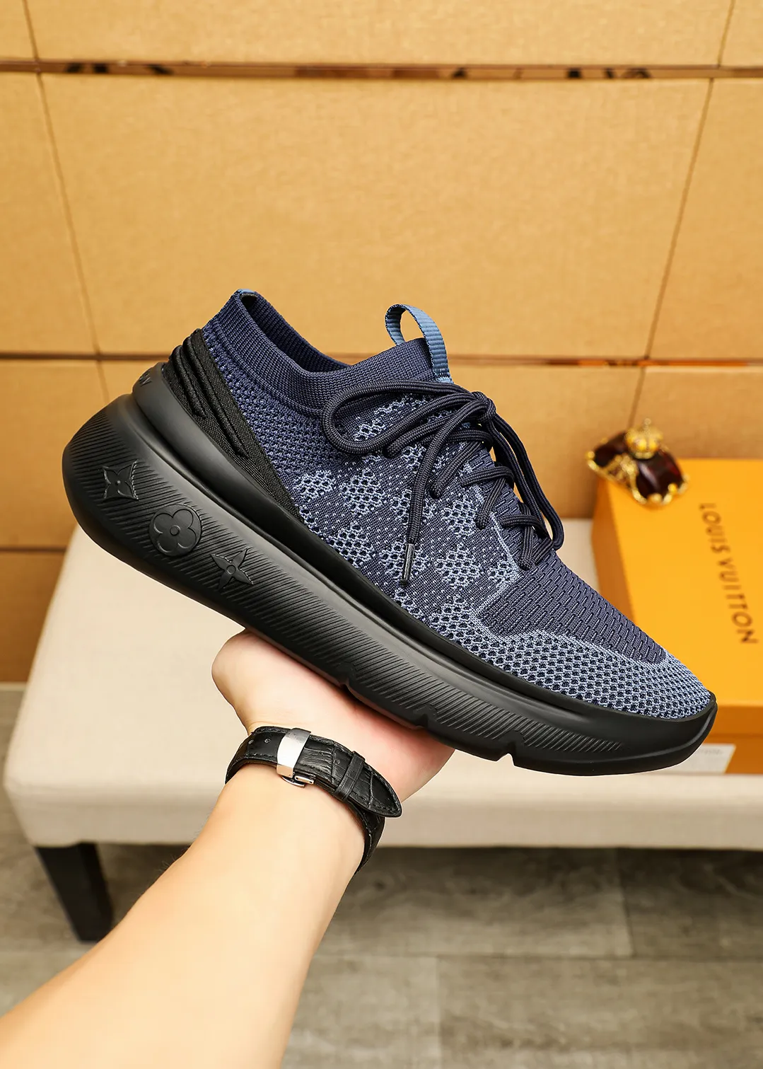 Men's men's shoes 💰480💐 Louis Vuitton Louis Vuitton 2025 new four-season lace-up series! The complex fly-knitting process for shoe uppers is now on the market. The counter has LV shape embossed stitching with original patterns, original raw materials, fabrics, and original fly-knitting! The inside is original and customized! 1:1 outsole mold opening! Foam outsole! 38-44 (45 customized)
